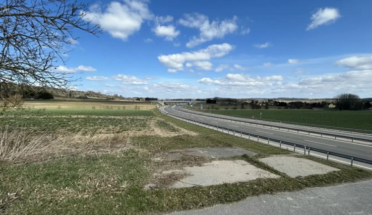 Vizualizace, jak by dálnice D20 v krajině u Dolní Cerekve vypadala (redakčně upraveno).