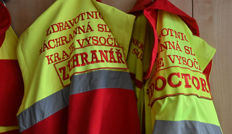 Pracovní úraz. V Ledči nad Sázavou se zranil popelář, který jel na stupačce