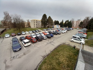 Parkování v Jihlavě XXXI.: Na Březinkách stojí stovky aut zadarmo. Do rána musí zmizet