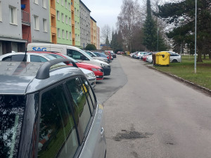 Parkování v Jihlavě XXXI.: Na Březinkách stojí stovky aut zadarmo. Do rána musí zmizet