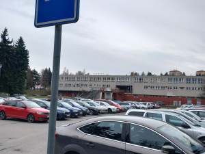 Parkování v Jihlavě XXXI.: Na Březinkách stojí stovky aut zadarmo. Do rána musí zmizet