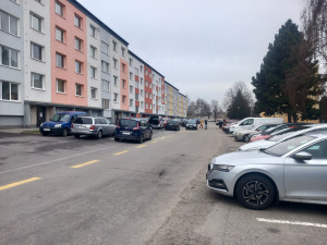 Parkování v Jihlavě XXXI.: Na Březinkách stojí stovky aut zadarmo. Do rána musí zmizet