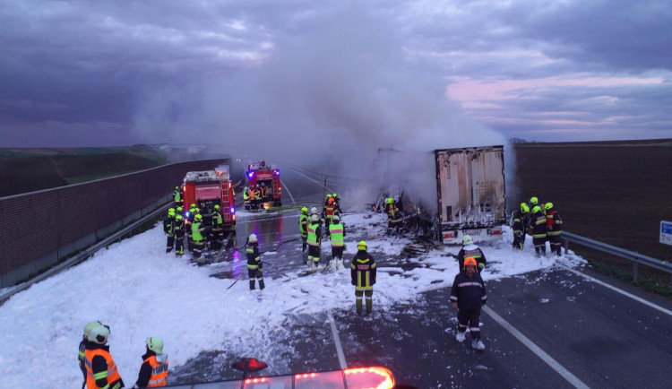 Na hranicích u Mikulova hořel kamion, jeden člověk se zranil