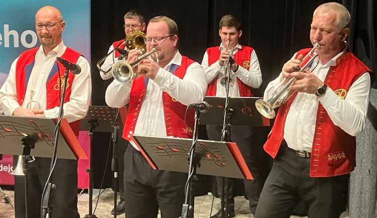 Boj za dechovku. Posluchači i kapely podepisují petici proti změnám v rozhlase