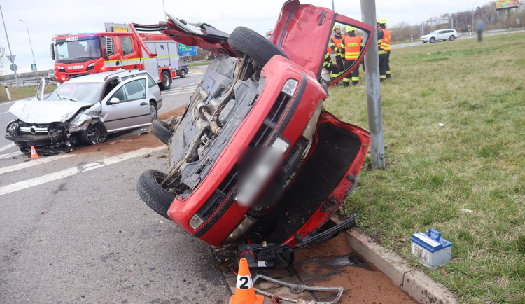 Mladík nedal přednost na kruháči u Globusu. 80letého seniora pak vystříhávali z auta hasiči