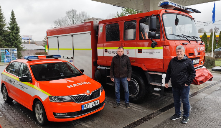 Pavel Pešta na snímku vlevo, s vedoucím oddělení krizového řízení Tiborem Fehérem. Foto: JSDH Jihlava