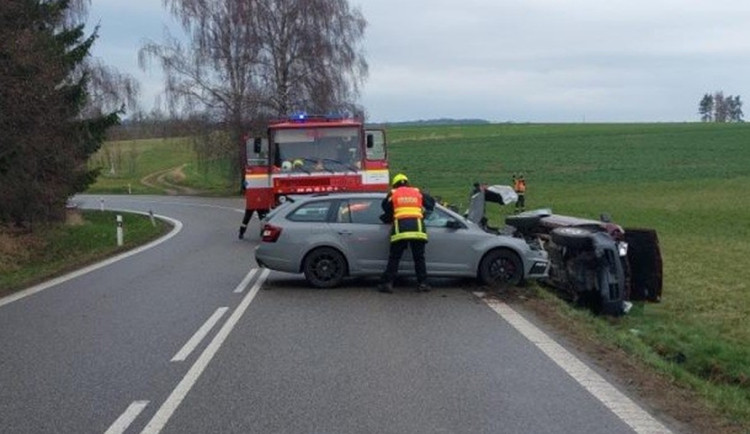 Po střetu dvou aut skončilo jedno na boku. Nehoda u Košetic si vyžádala zranění