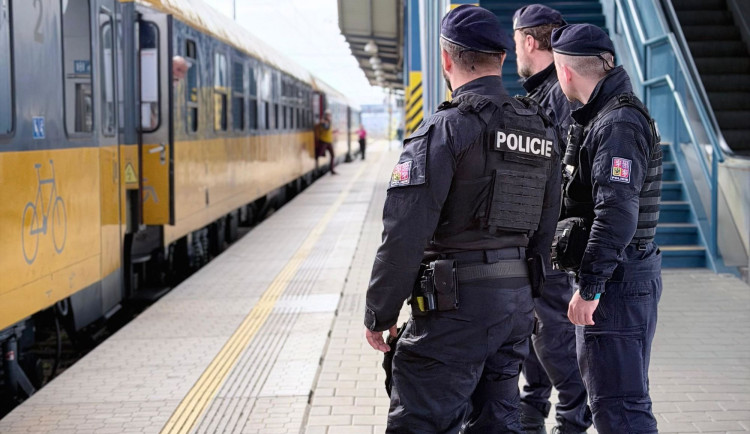 Krajané riskují v kolejišti. Policie řešila přestupky i muže s ukradenými kabely