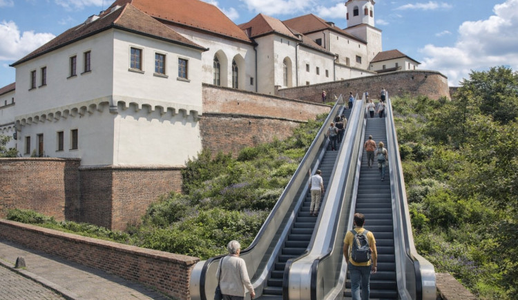 Říční tramvaj, socha komára i eskalátory na Špilberk. Jih Moravy ovládly aprílové žerty