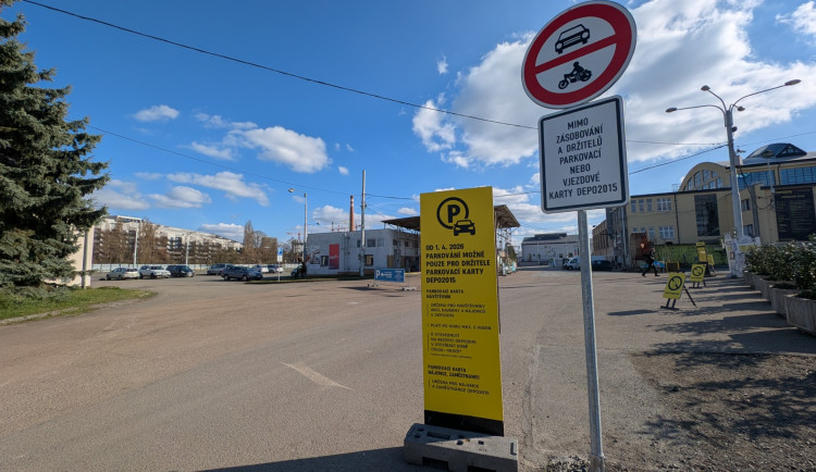 Velké mrzení pro řidiče, bez karty už na velkém prostranství u kulturní zóny nezaparkují