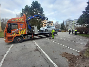 FOTO, VIDEO: Na Březinkách se čistí ulice a auta lítají vzduchem