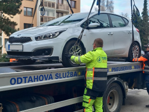 FOTO, VIDEO: Na Březinkách se čistí ulice a auta lítají vzduchem