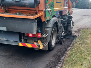 FOTO, VIDEO: Na Březinkách se čistí ulice a auta lítají vzduchem