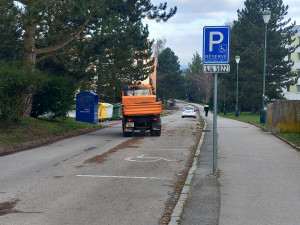 FOTO, VIDEO: Na Březinkách se čistí ulice a auta lítají vzduchem