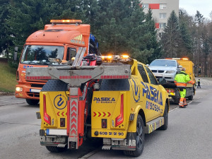 FOTO, VIDEO: Na Březinkách se čistí ulice a auta lítají vzduchem