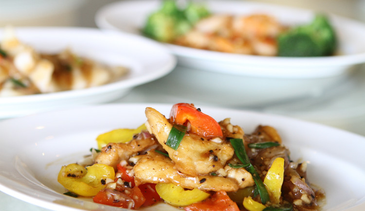 Hlad byl silnější. Žena v Brně ukradla jídlonosič s obědy a prchala před strážníky