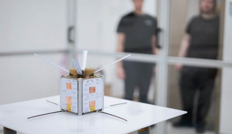 Čeští studenti sami navrhli a sestrojili družici, která v létě poletí do vesmíru