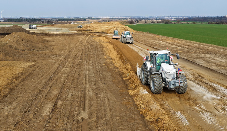 Staveniště předáno, začíná stavba úseku dálnice z Jaroměře do Trutnova