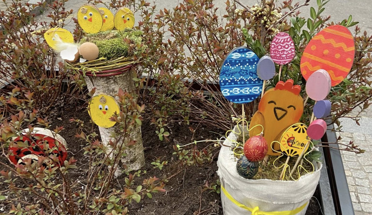 Budějovice mají novou velikonoční výzdobu. Zajíčky i kraslice letos vyrobily děti