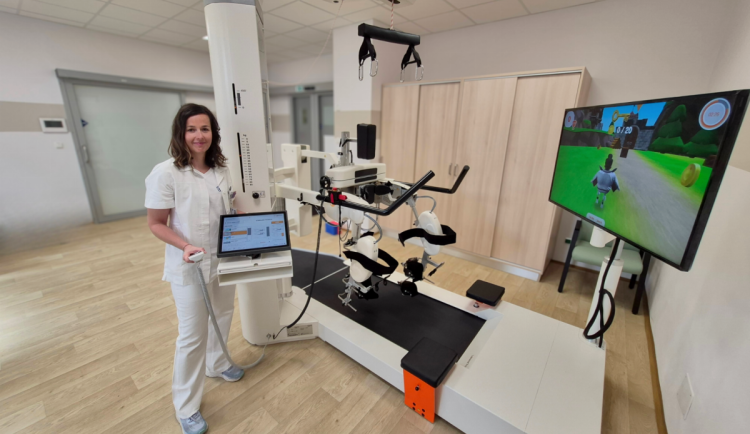 Nový robotický systém pomůže pacientům s rehabilitací, procvičí s ním chůzi
