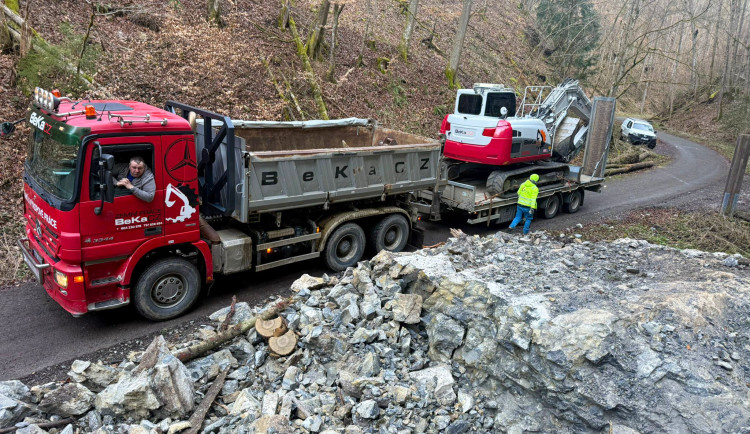 Trasa k Punkevním jeskyním je po odstřelu skály opět průchozí