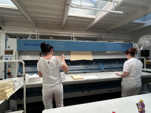 FOTO: Tady se pere pro nejlepší hotely v zemi. Jihlavská prádelna jede naplno