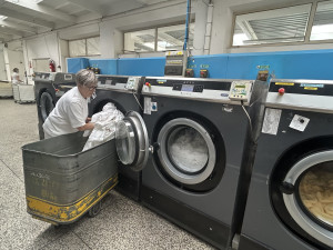 FOTO: Tady se pere pro nejlepší hotely v zemi. Jihlavská prádelna jede naplno