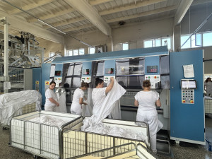 FOTO: Tady se pere pro nejlepší hotely v zemi. Jihlavská prádelna jede naplno