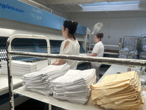 FOTO: Tady se pere pro nejlepší hotely v zemi. Jihlavská prádelna jede naplno