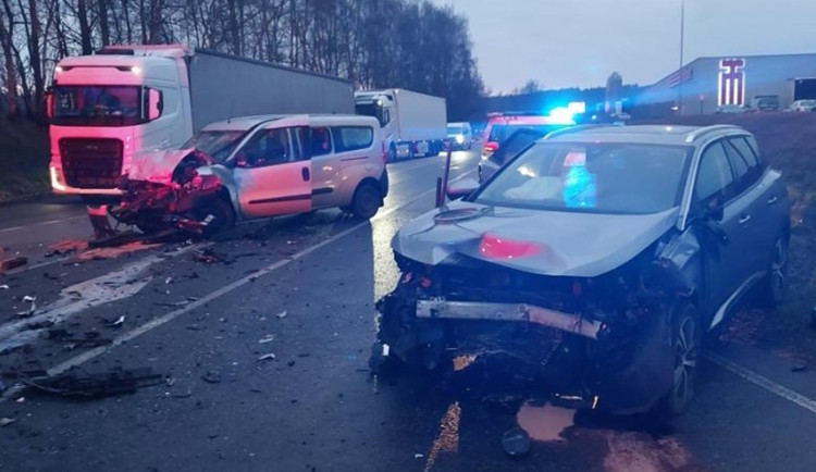 Frekventovanou silnici u Komorovic dnes ráno uzavřela dopravní nehoda. Foto: Policie ČR