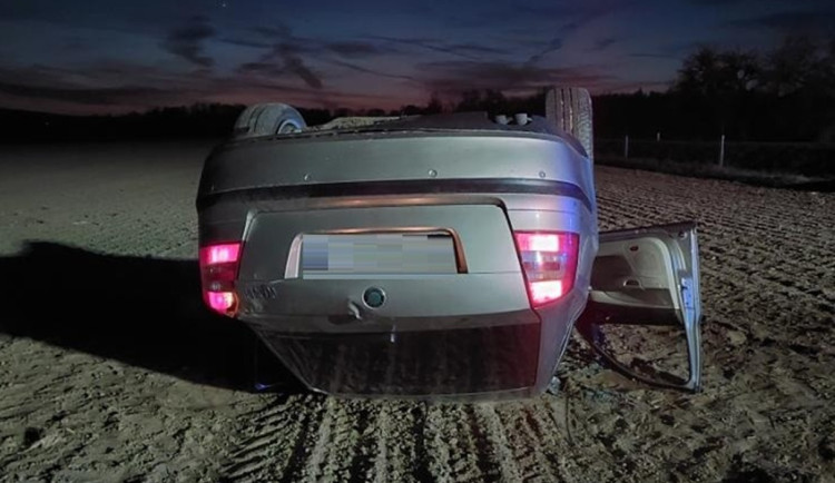 U Telče otočil cizinec auto na střechu. Dechovou zkoušku odmítl a byl agresivní. Foto: Policie ČR