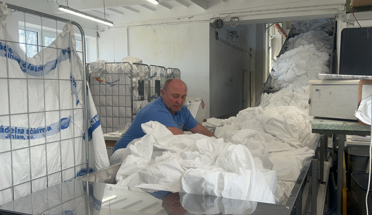 FOTO: Tady se pere pro nejlepší hotely v zemi. Jihlavská prádelna jede naplno