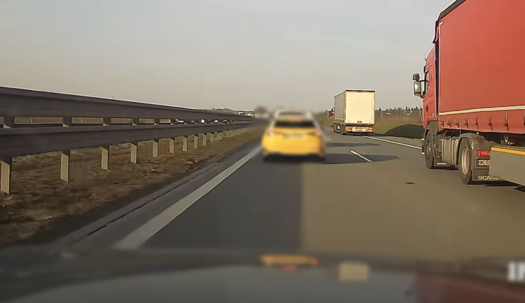 Řidič sporťáku překročil na D1 rychlost, úprk před policisty mu zhatila kolona