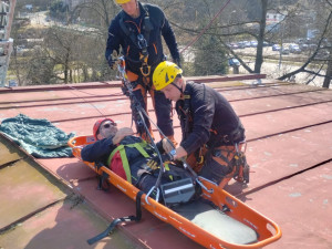 FOTO: Přišel o obě nohy, ale dál bojuje. Honza dojal hasiče na stanici v Jihlavě