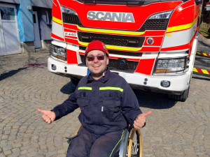 FOTO: Přišel o obě nohy, ale dál bojuje. Honza dojal hasiče na stanici v Jihlavě