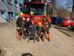 FOTO: Přišel o obě nohy, ale dál bojuje. Honza dojal hasiče na stanici v Jihlavě