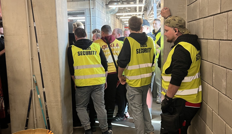 Fanoušci Dukly odešli na chodbu, kotel ztichl. Spor se security řešilo i vedení klubu
