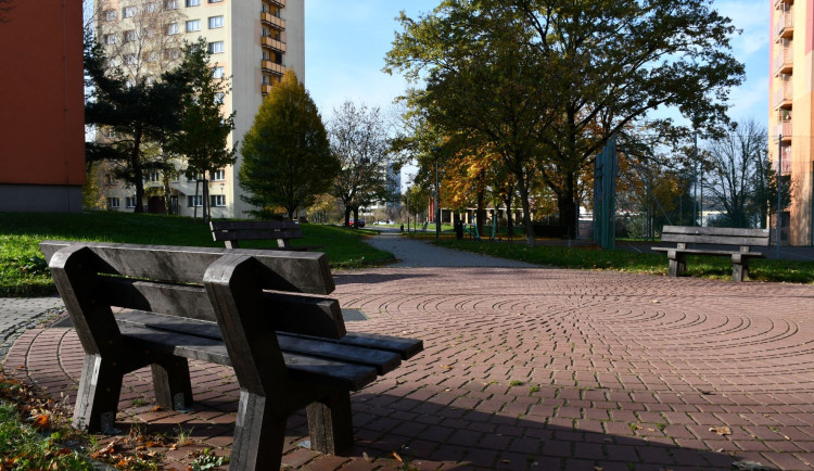 Z vyhozeného textilu vyrábějí v Ostravě nábytek. Kontejnery ale ničí vandalové