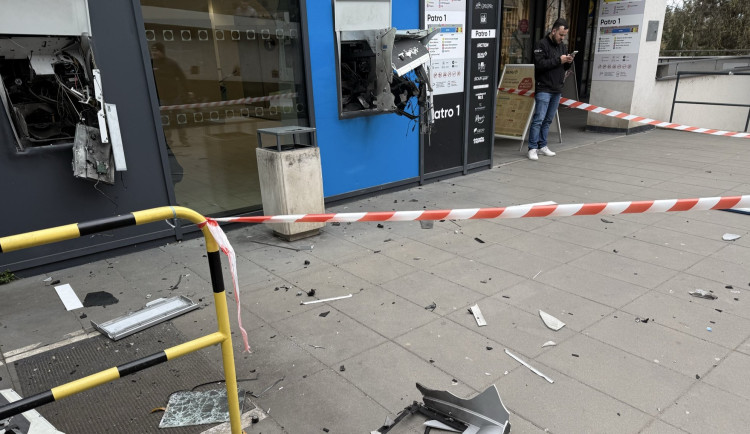 Od bankomatů zloději prchali na elektrokoloběžkách možná desítky kilometrů. Policie hledá svědky