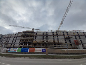 Soud rozhodl: Stavba vysokoškolských kolejí opět stojí, školu bude stát více peněz