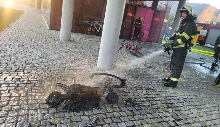 Požár elektrokoloběžky zaměstnal čtyři jednotky hasičů