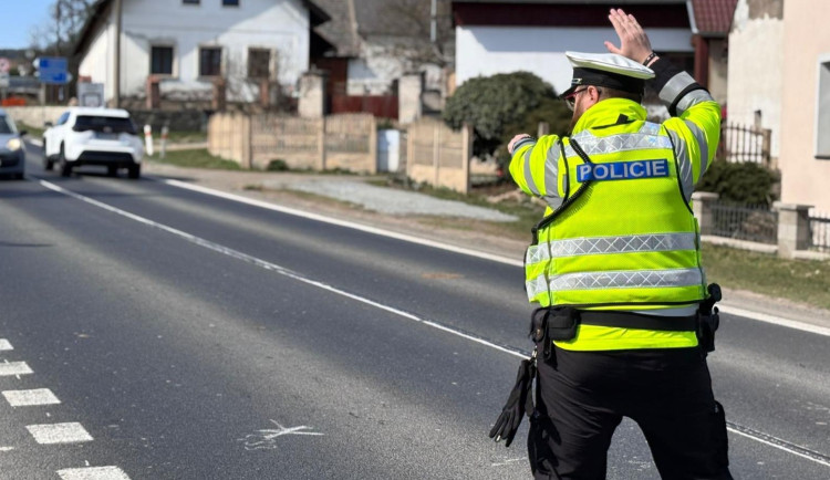 Policisté měli o Velikonocích na silnicích žně. Stovky přestupků i opilí a zdrogovaní řidiči