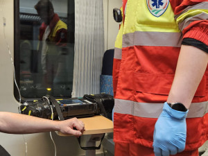 Sanitka nemohla k peronu. V Jihlavě ošetřoval lékař pacienta za jízdy ve vlaku