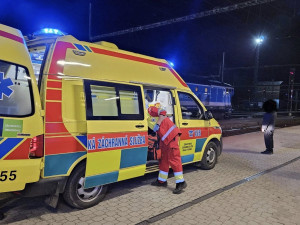 Sanitka nemohla k peronu. V Jihlavě ošetřoval lékař pacienta za jízdy ve vlaku