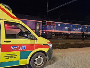 Sanitka nemohla k peronu. V Jihlavě ošetřoval lékař pacienta za jízdy ve vlaku