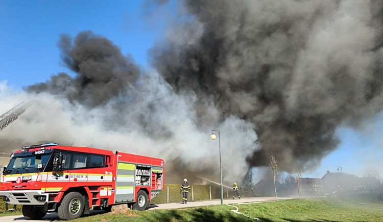 Požár průmyslového objektu v Horce u Staré Paky. Zásah pro dvacet jednotek hasičů