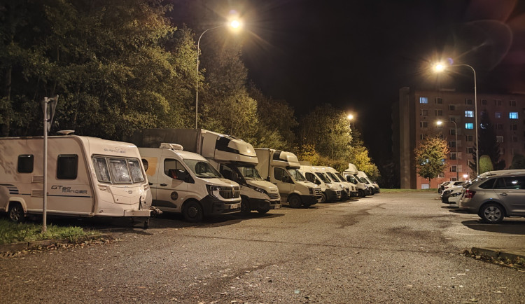 Parkovací situace na sídlišti Dolina. Foto: Libor Kouba