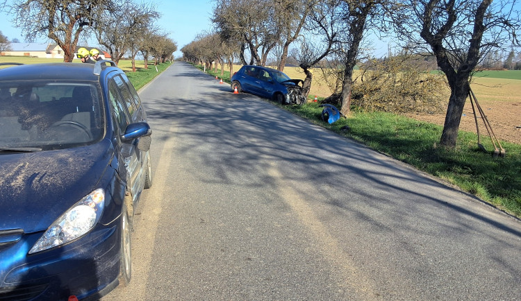 Muž předjížděl autobus a bokem narazil do auta. Zranila se maminka s dcerou v sedačce