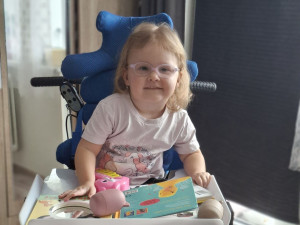 Malá Viktorka z Třebíče trpí vzácnou nemocí. Rodina bojuje o její lepší život