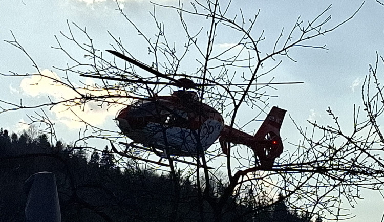 Muž na Frýdecko-Místecku si zabodl větev do břicha, letěl pro něj vrtulník